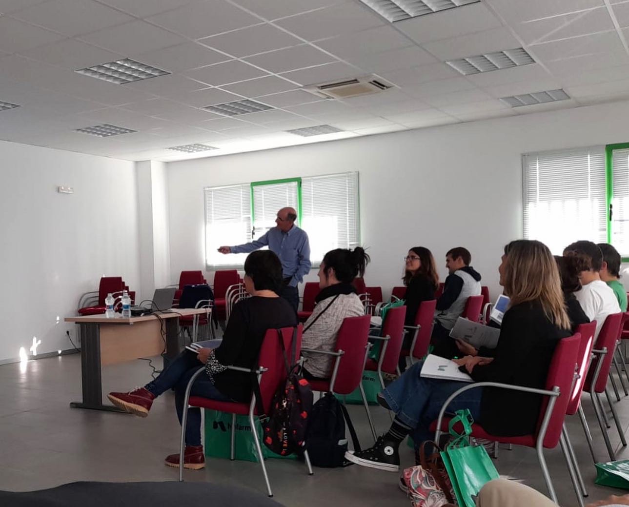 J. Recasens impartint la sessió sobre reconeixement de males herbes en plàntulacontrol químic